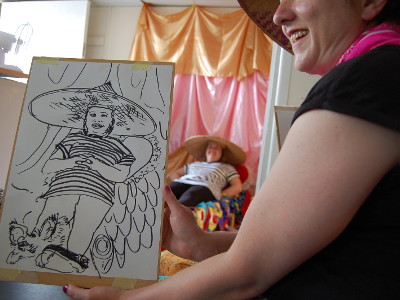 Dandy Eloise showing her line drawing of the model.