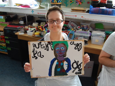 A Stepping Stones artist showing her painting of Putinca.